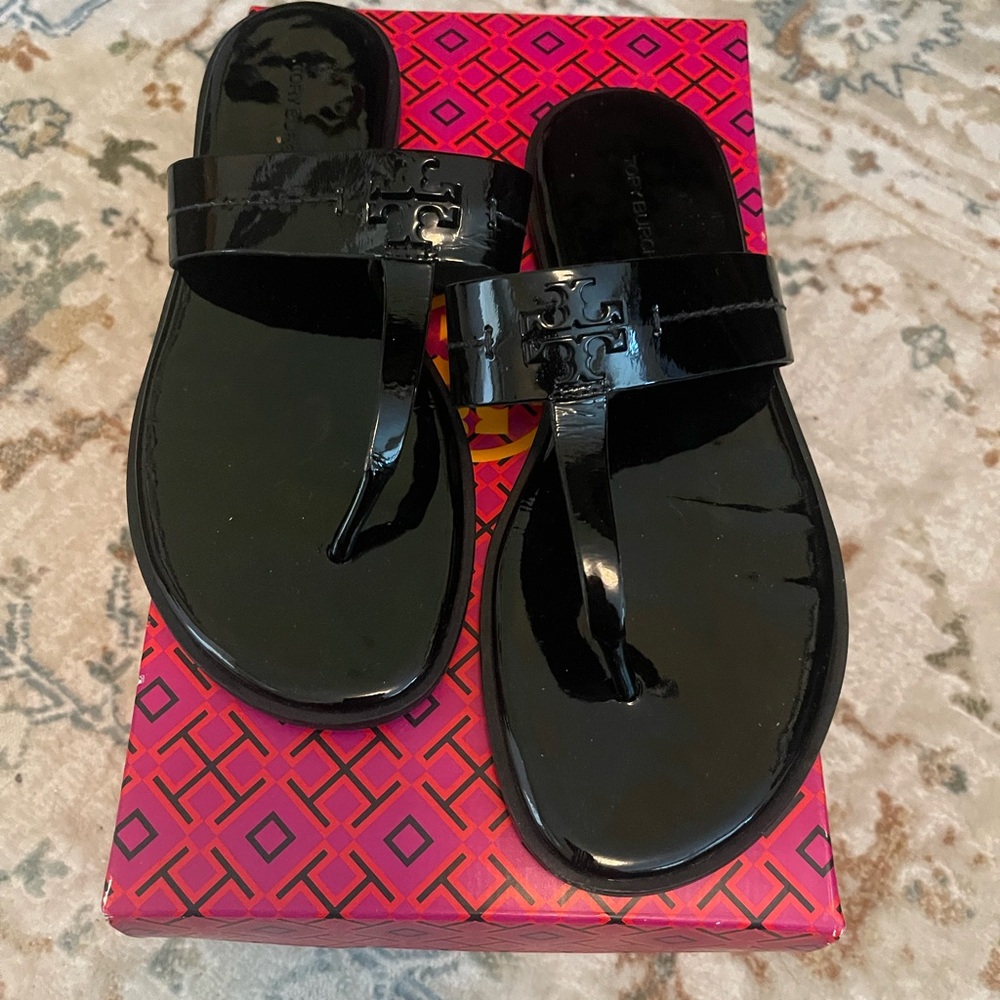 Like New Tory Burch Mini Everly Flat Sandal 
Patent Leather Black 
SIZE 6.5